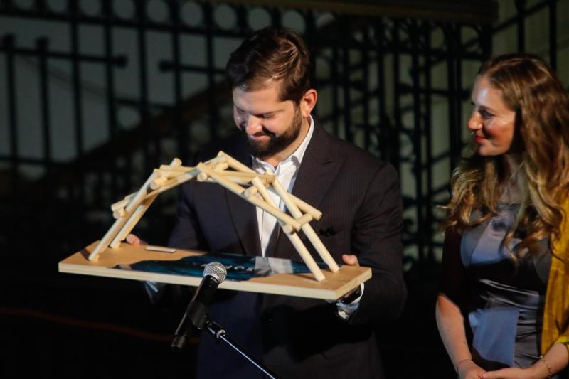 Agencia Uno - Presidente Boric plantea fijar impuesto de primera categoría en 25%: "que los más ricos paguen más"