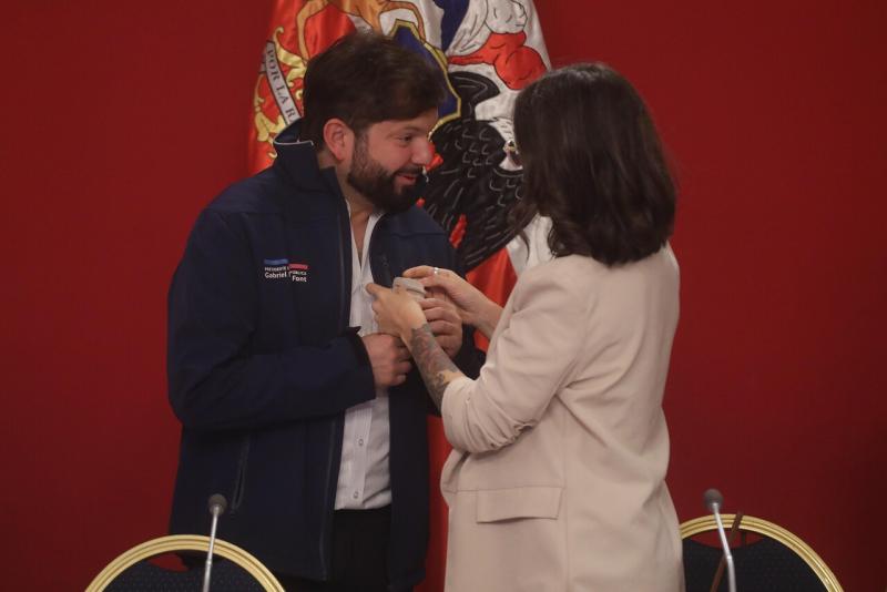 Agencia Uno - Presidente Boric es condecorado con calcetines de bebé