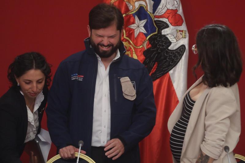 Agencia Uno - Presidente Boric es condecorado con calcetines de bebé