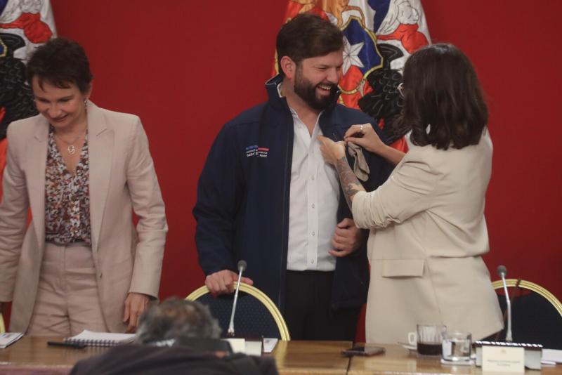 Agencia Uno - Presidente Boric es condecorado con calcetines de bebé