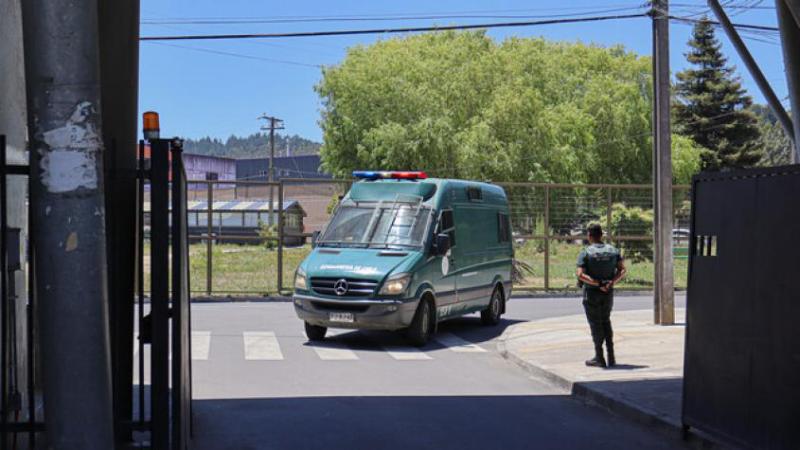 Reo acusado de decapitar a su compañero de celda fue trasladado a Santiago