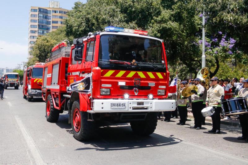 Agencia Uno (referencial) - Los Ángeles: Detienen a dos bomberos que sacaban agua de grifo y luego la vendían para llenar piscinas