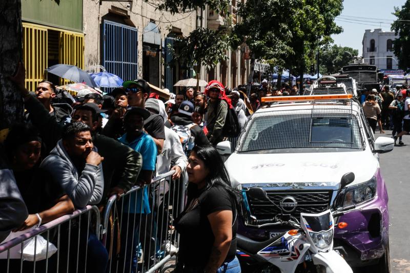 Caótico enrolamiento de migrantes tras llamado de Registro Civil - Agencia Uno