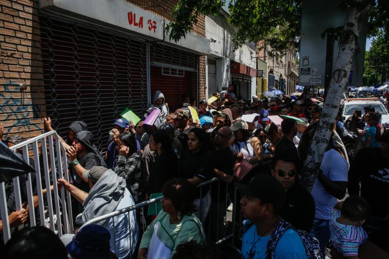 Agencia Uno - Extranjeros indocumentados buscan enrolarse