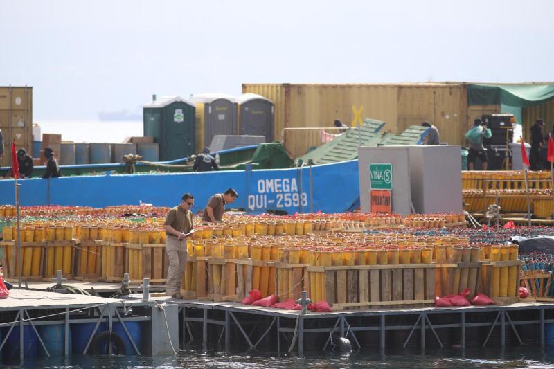 Agencia Uno - Balsa con fuegos artificiales de Año Nuevo