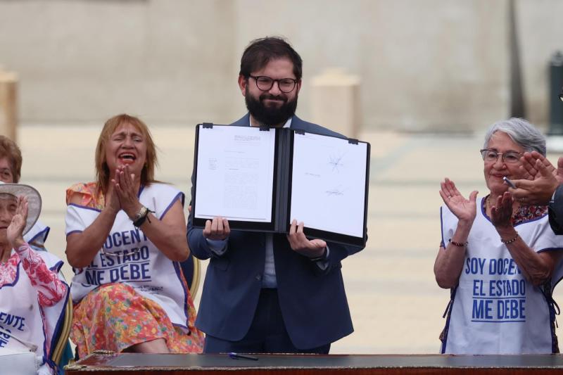 Aton - Presidente Boric firma proyecto de ley que contiene la propuesta de reparación de la deuda histórica a los profesores