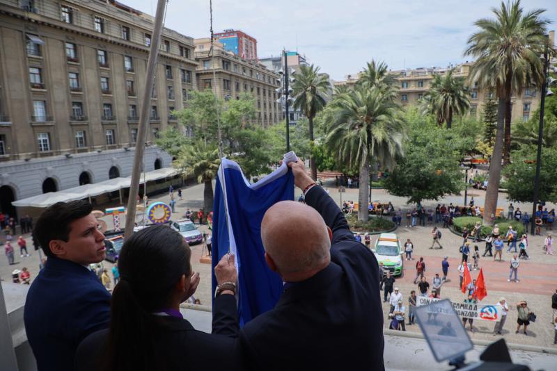 Alcalde Desbordes explica retiro de banderas mapuche y LGBTI de frontis de Municipalidad de Santiago