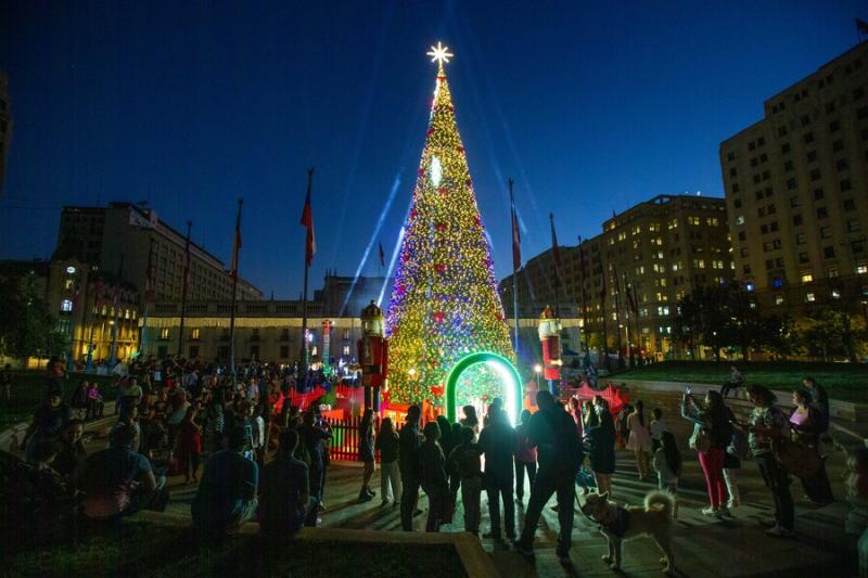 Aton - Encendido de árbol de Navidad frente a La Moneda
