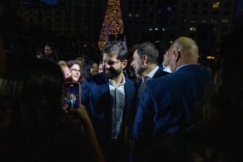 Aton - Presidente Boric en ceremonia de encendido del arbol de Navidad