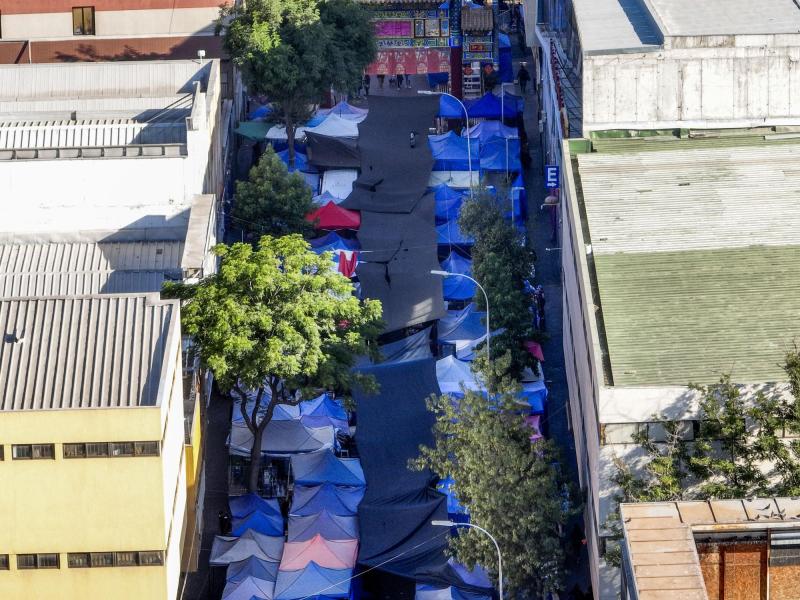 Aton (referencial) - Allanamiento en Barrio Meiggs: Confiscan medicamentos prohibidos y productos falsificados desde bodega de toldos azules