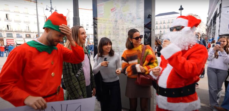 YouTube/TheGrefg - David Bisbal cantando villancicos disfrazado de “Viejo Pascuero”