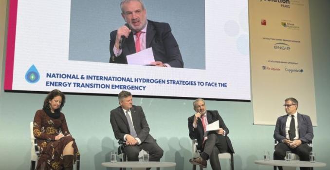 Gobierno aclara que exembajador de Francia salió por pérdida de confianza y no por denuncia en su contra