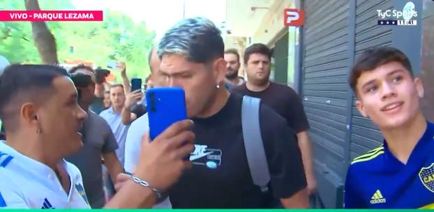 Fanáticos de Boca Juniors le pedían fotos y videos a Carlos Palacios - Créditos: Captura TyC Sports