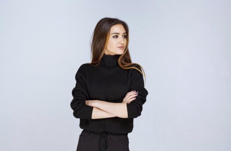 freepik - Psicóloga explica qué significaría vestir con ropa negra