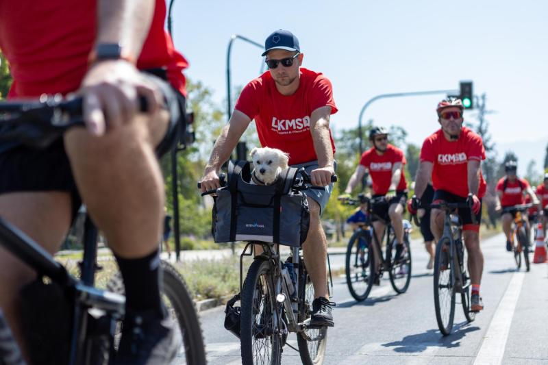 Ciclista alemán viajó en bicicleta desde Ecuador a Chile para juntar fondos para pacientes con cáncer de sangre