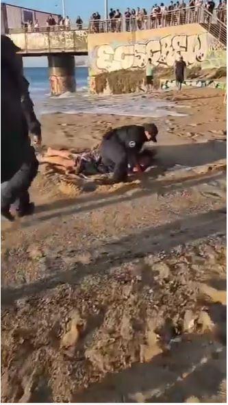 Hombre fue detenido por entrar al mar a pesar de prohibición por marejadas