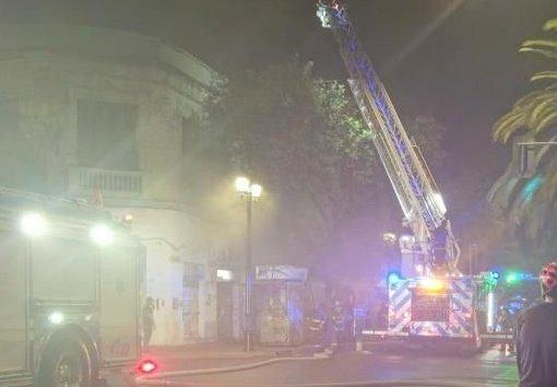 Un fallecido y 7 bomberos lesionados deja un incendio en Santiago