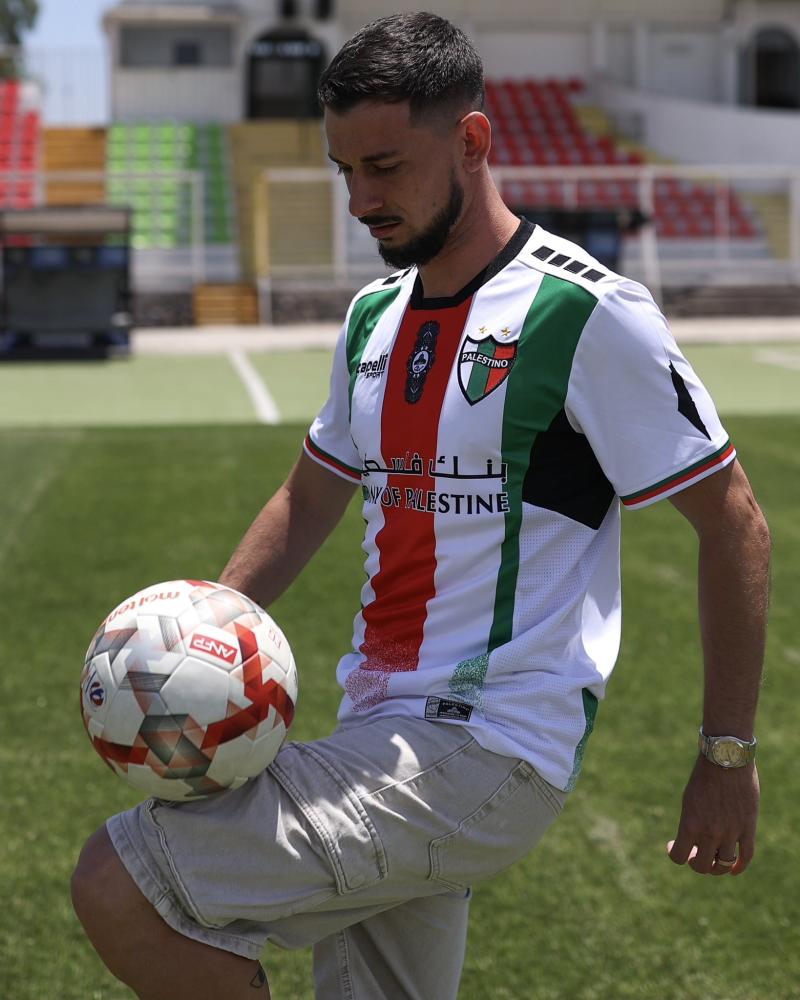 Facundo Castro ya posa con la camiseta Árabe - Créditos: Palestino.