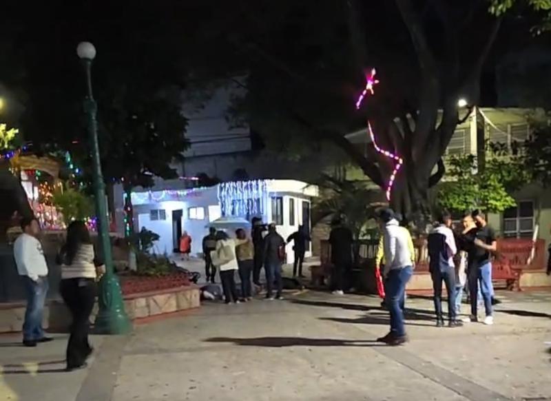 En pleno baile asesinan al promotor de feria navideña del sur de México - X @Jonatan93294410 ·
