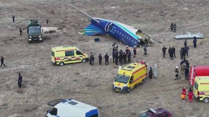 Impactante video muestra el momento en que un avión se estrella en Kazajistán
