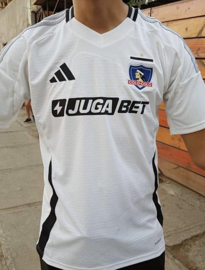 La camiseta de Colo Colo 2025 puesta - Créditos: Redes sociales.