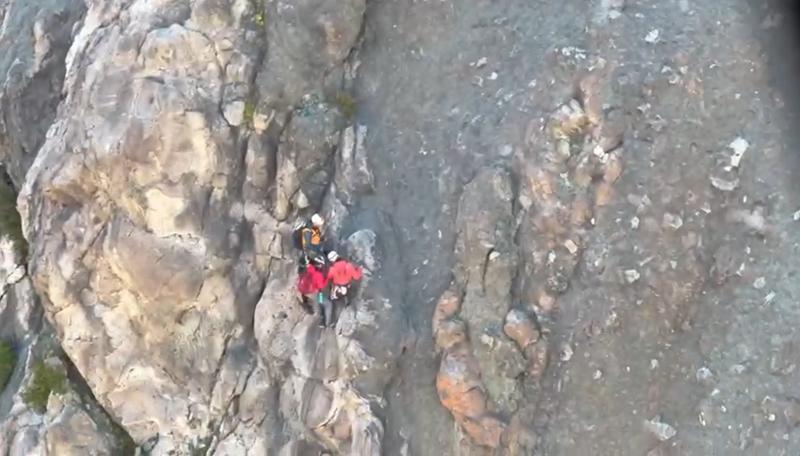 T13 - Rescatan a personas atrapadas mientras realizaban escalada en San José de Maipo