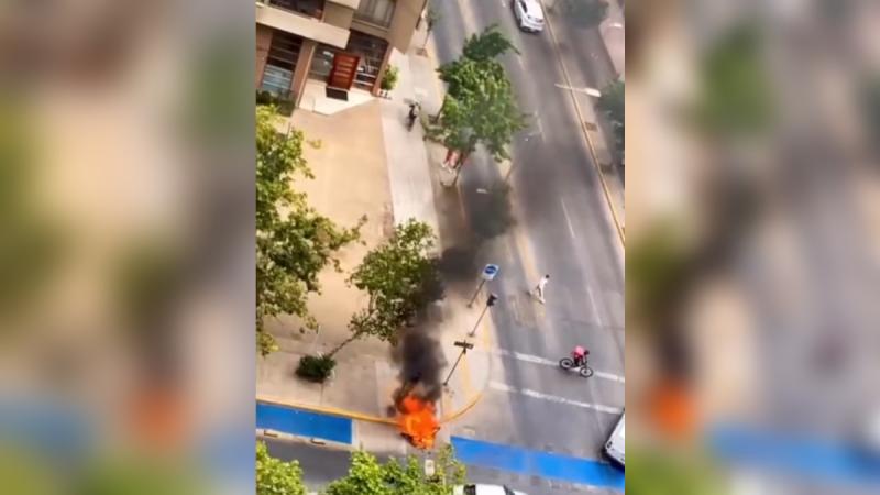 T13 - Detención ciudadana en el centro de Santiago termina con moto quemada