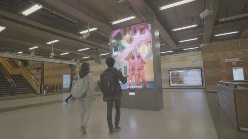 Así es la pantalla interactiva de 'El Juego del Calamar' ubicada en Metro
