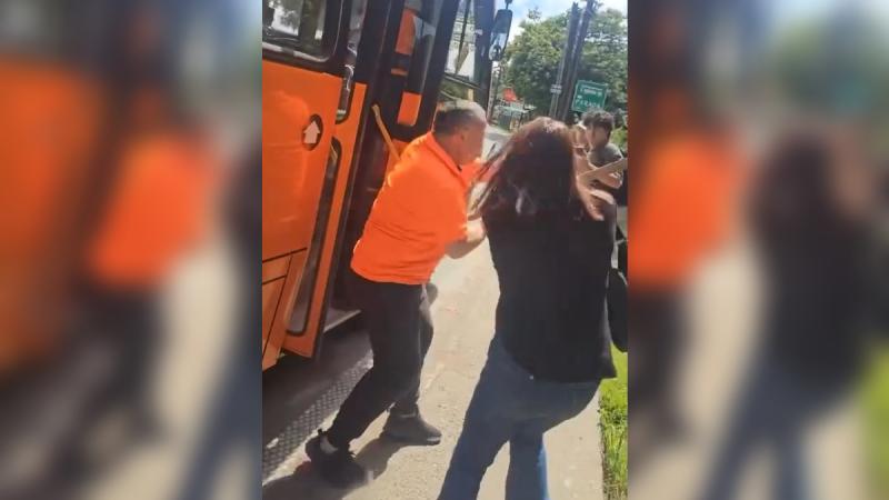 Instagram/informaalminuto - Captan violenta pelea entre estudiantes y conductor de un bus en Valdivia