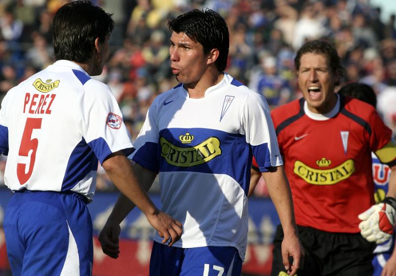 La UC presiona Gary Medel - Créditos: Photosport