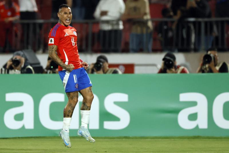 Eduardo Vargas quedó libre y ahora busca club - Crédito: Photosport