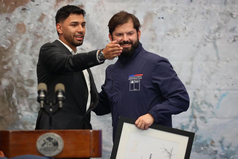 Almonacid recibió la distinción de manos del mismo Presidente - Créditos: Photosport.