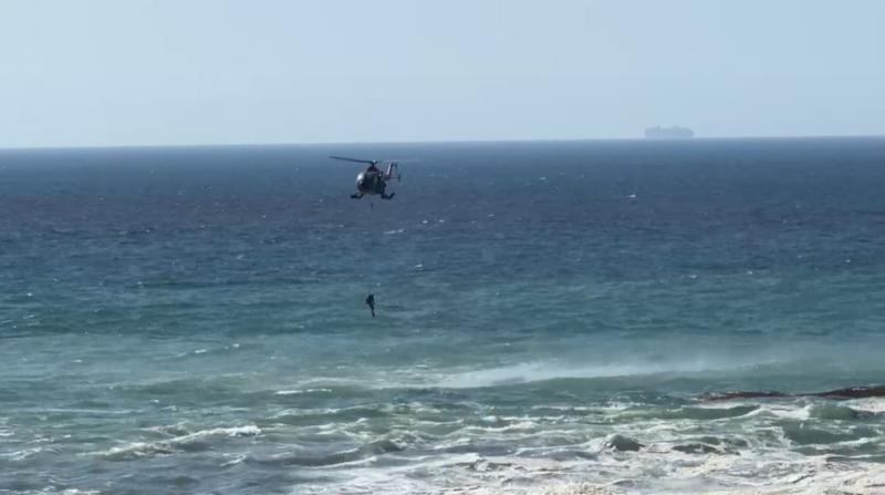 Rescatista baja en helicóptero para rescatar a persona que se ahogaba en Iquique