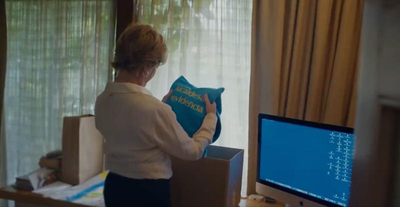 El video difundido por Evelyn Matthei, instalando sus pertenencias en su nueva oficina