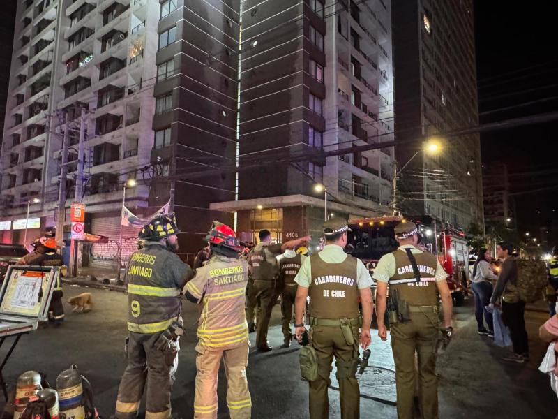 Reportan incendio en edificio de Estación Central: Buscan a residentes que podrían estar atrapados