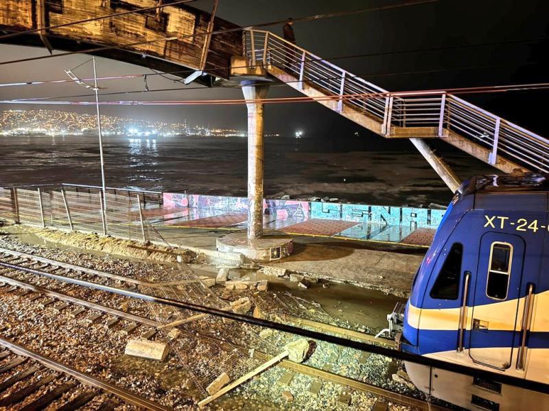 Reja perimetral cayó a la vía en servicio Tren Limache-Puerto