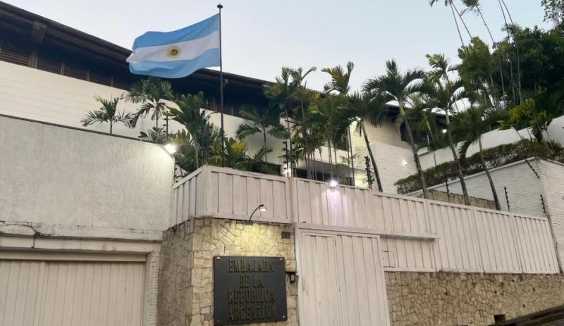 Opositores asilados en embajada de Argentina en Caracas denuncian "asedio" con "francotiradores"