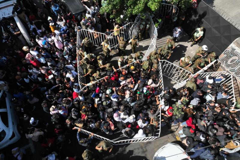 ATON - Migrantes intentan ingresar al Registro Civil