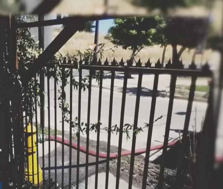 Acusan a bomberos de robar agua para llenar piscinas