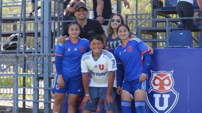 Humberto Suazo junto a sus hijas que juegan en Universidad de Chile - Créditos: Redes Sociales