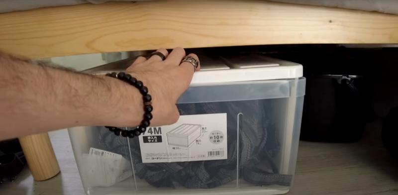 YouTube/Fabio x Asia - Fabio Torres guarda la ropa en cajas plásticas debajo de la cama