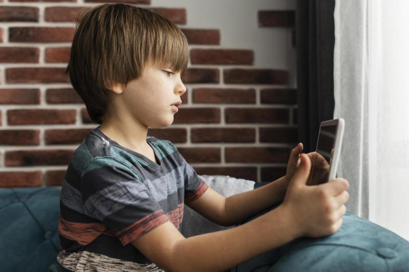 Freepik - Informe recomienda cero pantallas hasta los 6 años