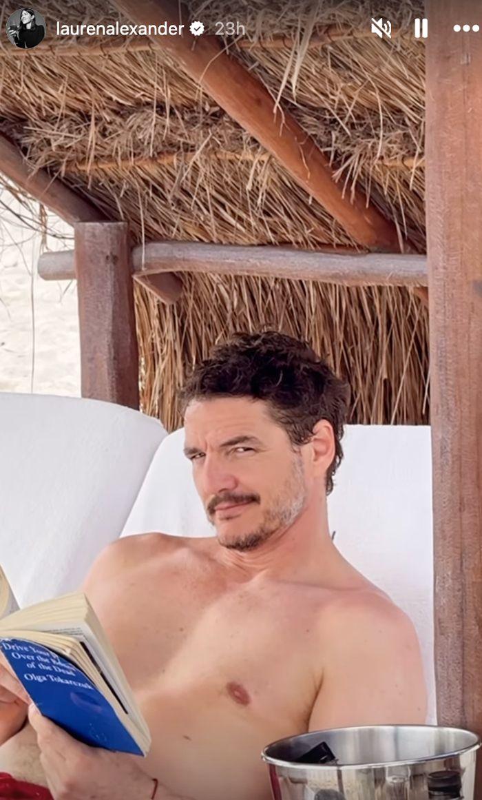 Pedro Pascal en la playa