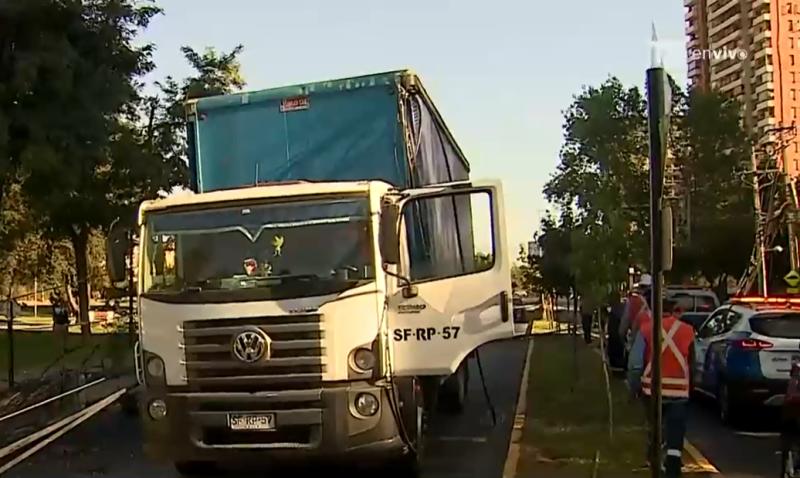 Camión arrasó cuatro postes en Ñuñoa: acusan que había un cable con baja altura