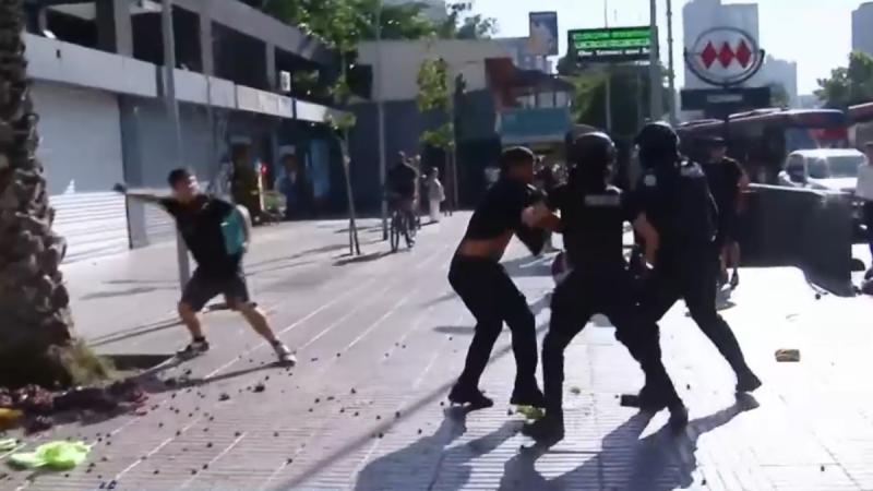 T13 - Violento enfrentamiento con vendedores ambulantes en Estación Central