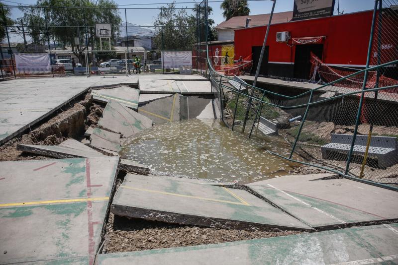 Agencia UNO - Conchalí solicita solución urgente al MOP por socavón en multicancha