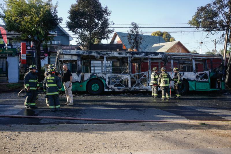 Agencia Uno - Bus Red se incendia en La Florida