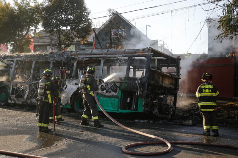 Agencia Uno - Bus Red se incendia en La Florida