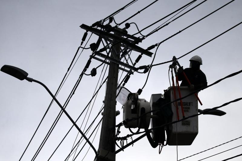 Aton - Funcionarios de Enel trabajando en reposición del alumbrado público en Peñalolén (Archivo)