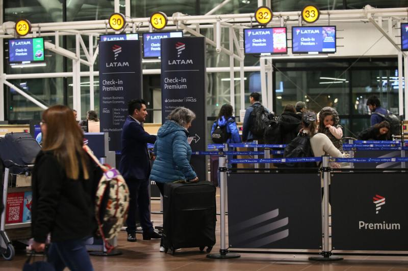 Viajar en avión con niños y no morir en el intento: Revisa los consejos para tener un viaje familiar cómodo y sin estrés - Referencial Aton